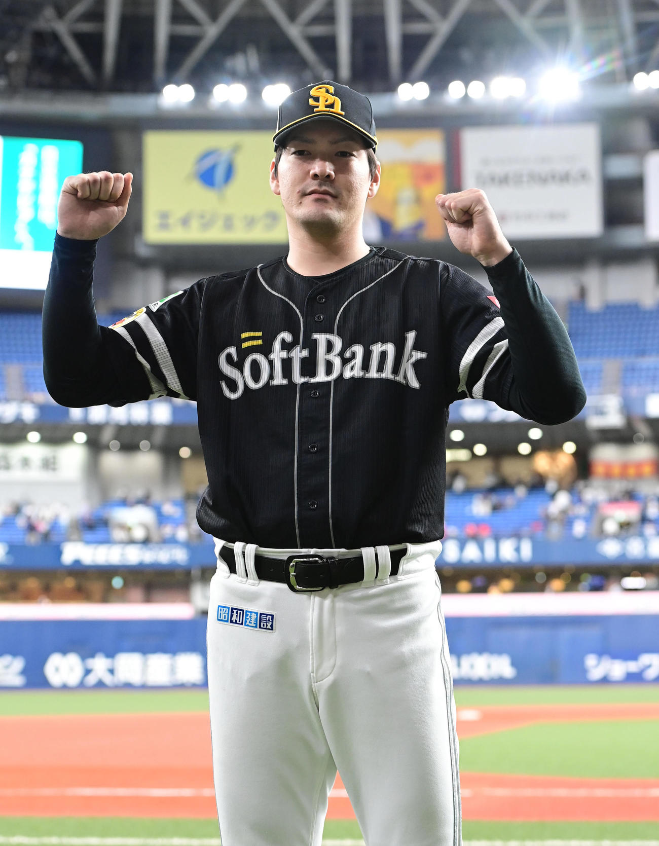 オリックス対ソフトバンク　勝利投手となりポーズを取るソフトバンク有原（撮影・和賀正仁）