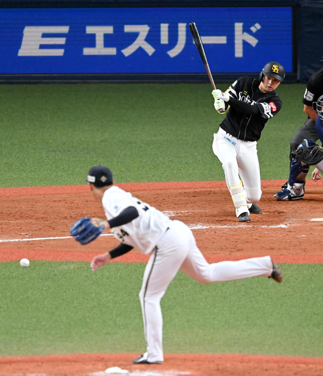 オリックス対ソフトバンク　8回表ソフトバンク2死一、二塁、代打の川瀬は二ゴロに倒れる。投手川瀬（撮影・前岡正明）