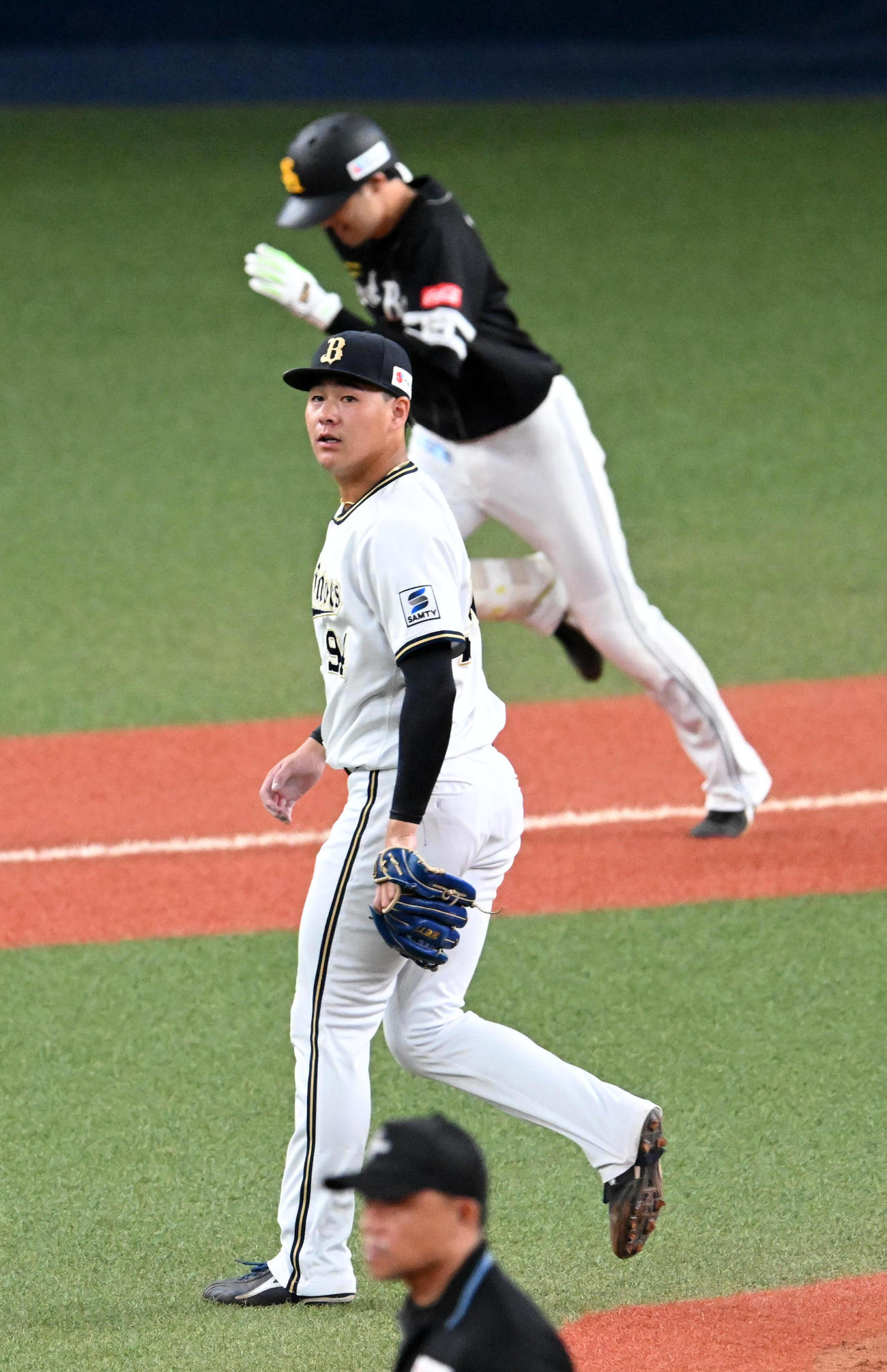 オリックス対ソフトバンク　8回表ソフトバンク2死一、二塁、川瀬兄弟対決が実現、代打の兄・晃（後方）を弟のオリックス堅斗が二ゴロに打ち取る（撮影・前岡正明）