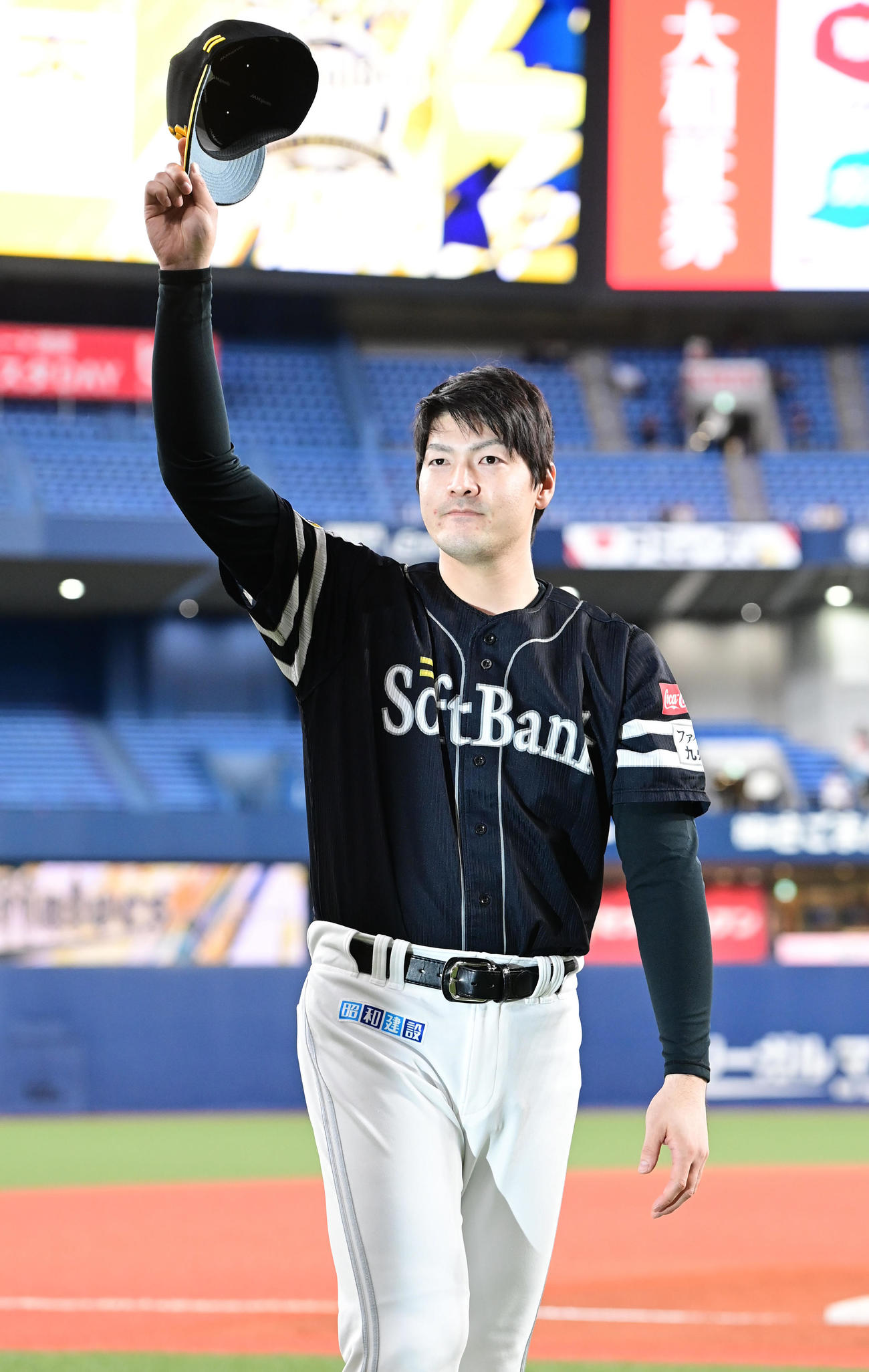 オリックス対ソフトバンク　勝利投手となりファンの声援に帽子を取って応えるソフトバンク有原（撮影・和賀正仁）