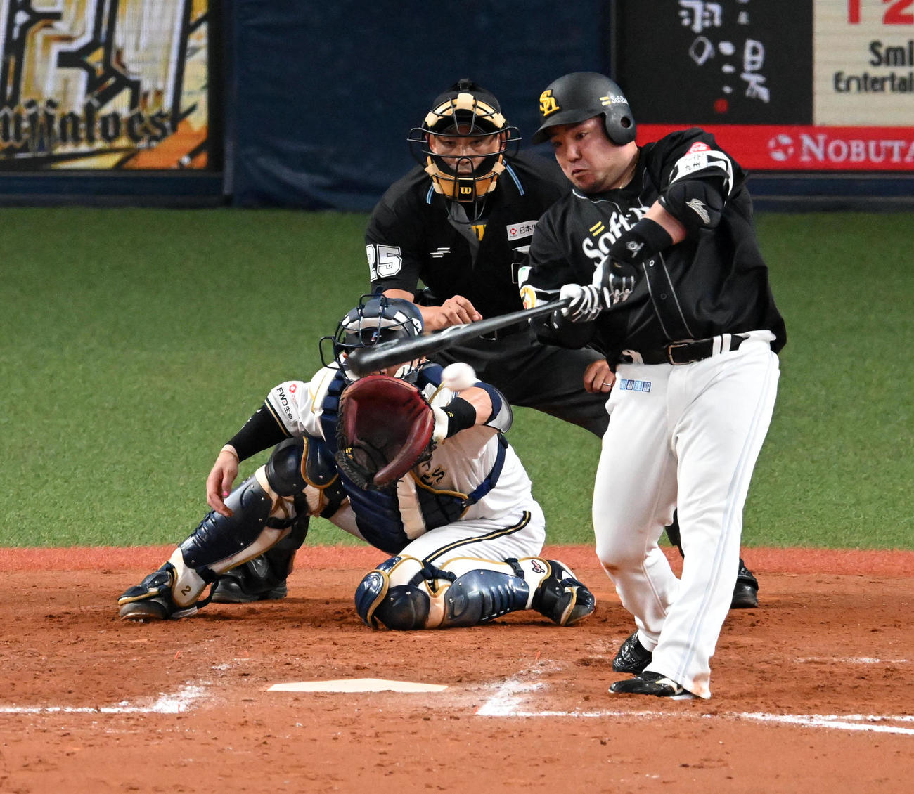 オリックス対ソフトバンク　8回表ソフトバンク1死満塁、山川は左前適時打を放つ（撮影・前岡正明）
