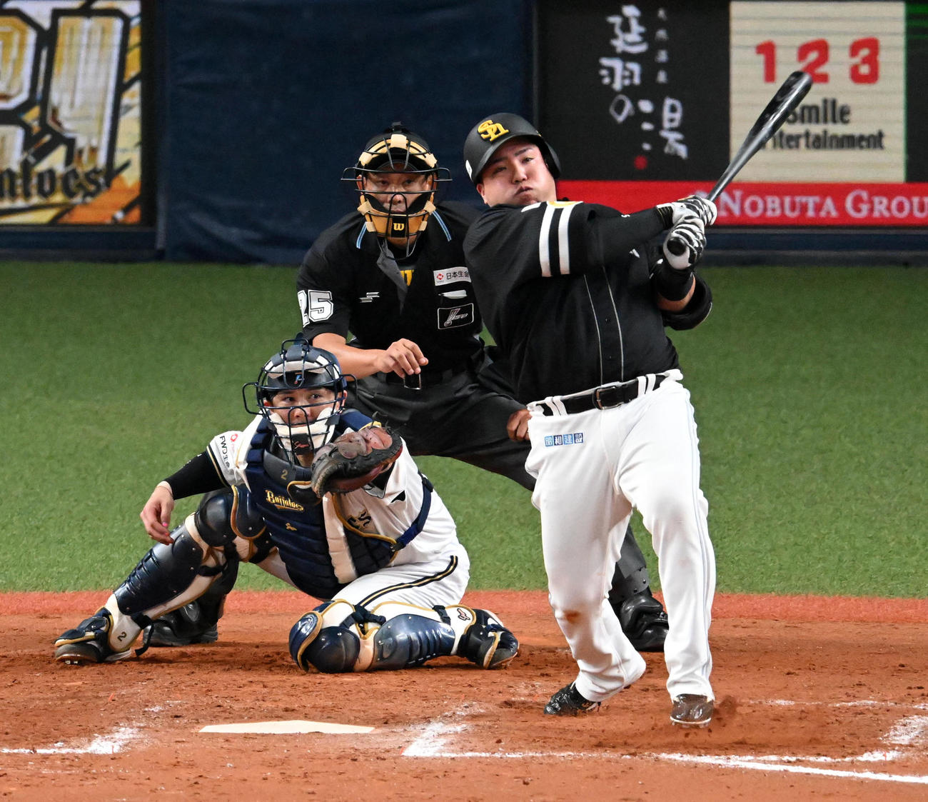 オリックス対ソフトバンク　8回表ソフトバンク1死満塁、山川は左前適時打を放つ（撮影・前岡正明）