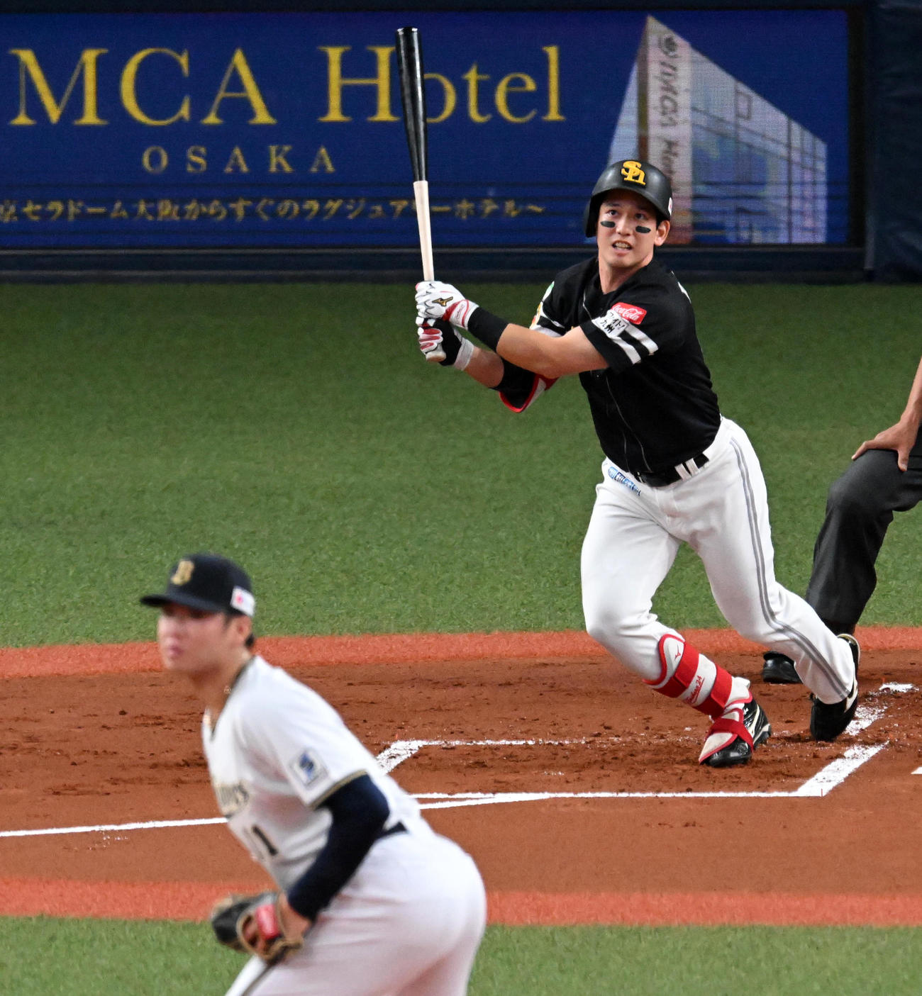 オリックス対ソフトバンク　1回表ソフトバンク1死二塁、栗原は先制中適時二塁打を放つ。投手山下（撮影・前岡正明）