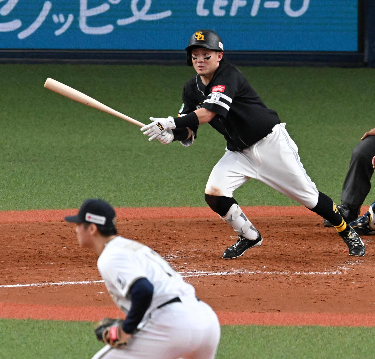 オリックス対ソフトバンク　5回表ソフトバンク無死二塁、牧原大は右前打を放つ。投手山下（撮影・前岡正明）