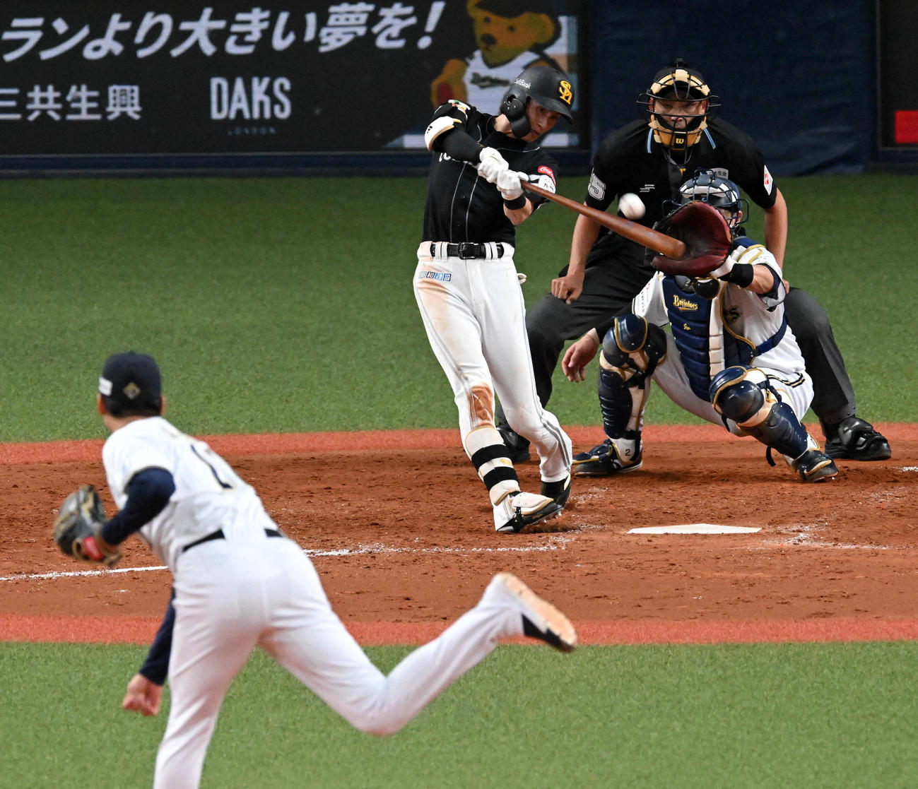 オリックス対ソフトバンク　5回表ソフトバンク無死一、三塁、周東は右犠飛を放つ。投手山下（撮影・前岡正明）