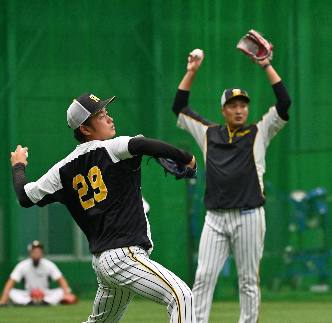 キャッチボールをして調整する高橋遥人（左）と秋山拓巳（2021年9月17日撮影）