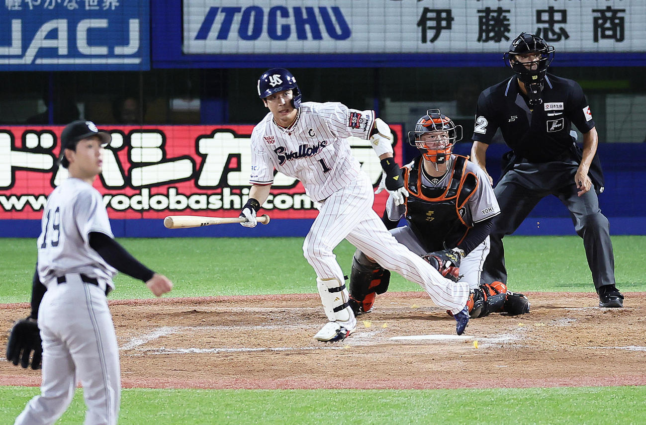 3回裏ヤクルト2死二塁、山田は左前適時打を放つ。投手山崎伊（撮影・足立雅史）