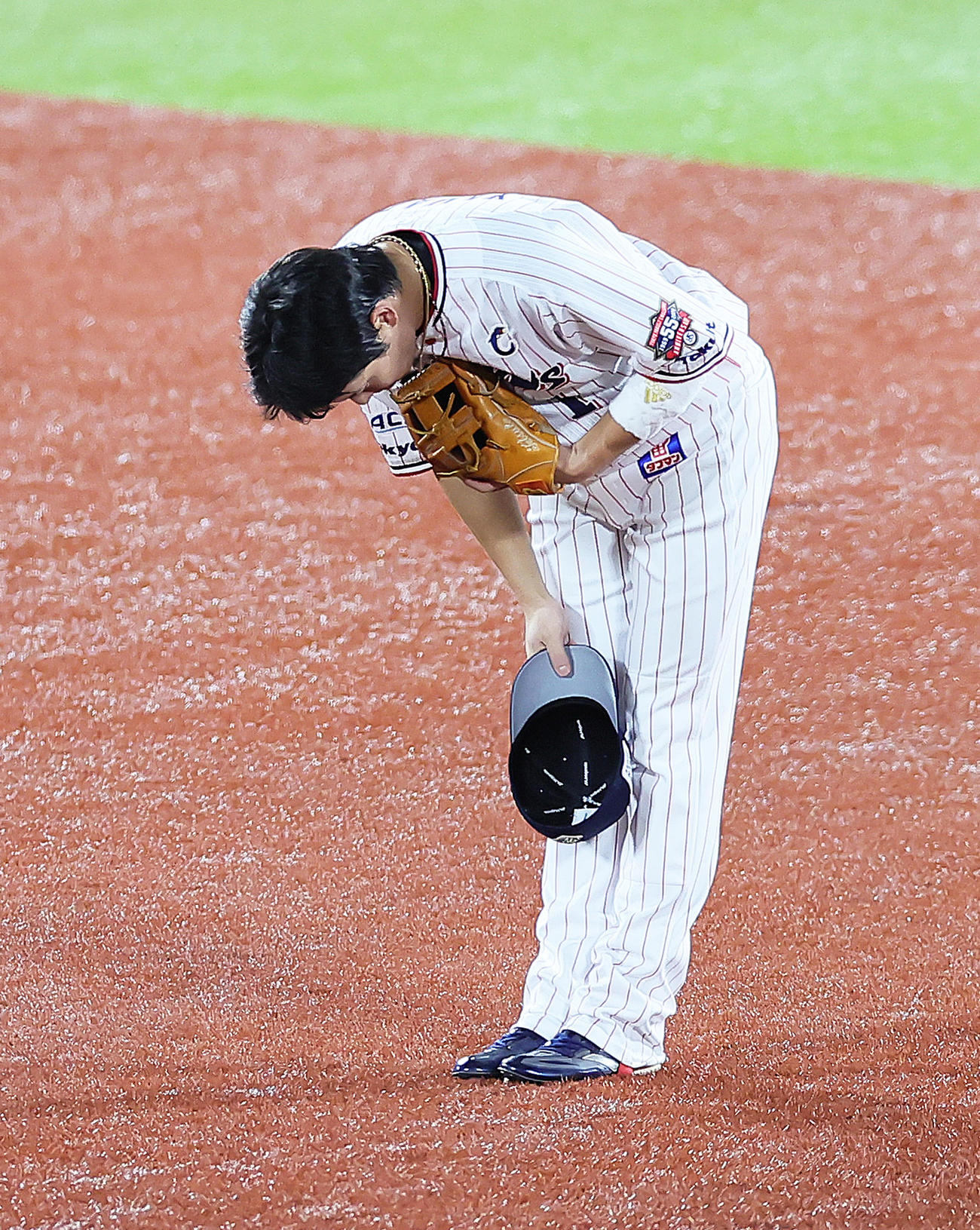 3回に適時打を放ったヤクルト山田はスタンドの声援に深々とお辞儀する（撮影・足立雅史）