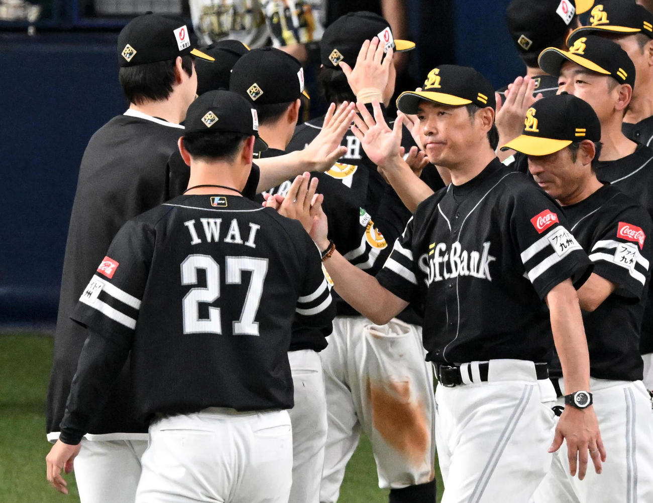 オリックスに勝利しナインを迎えるソフトバンク小久保監督（手前右）（撮影・前岡正明）