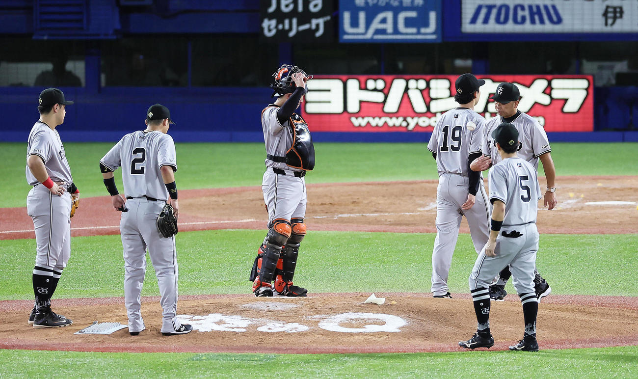 ヤクルト対巨人　3回途中、マウンドの巨人山崎伊（後方右から2人目）に交代を告げる阿部監督（同右端）（撮影・足立雅史）