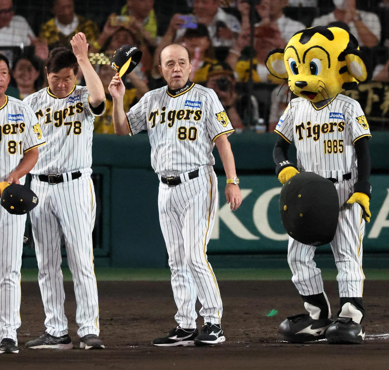 広島に勝利しスタンドへあいさつする岡田監督（撮影・加藤哉）