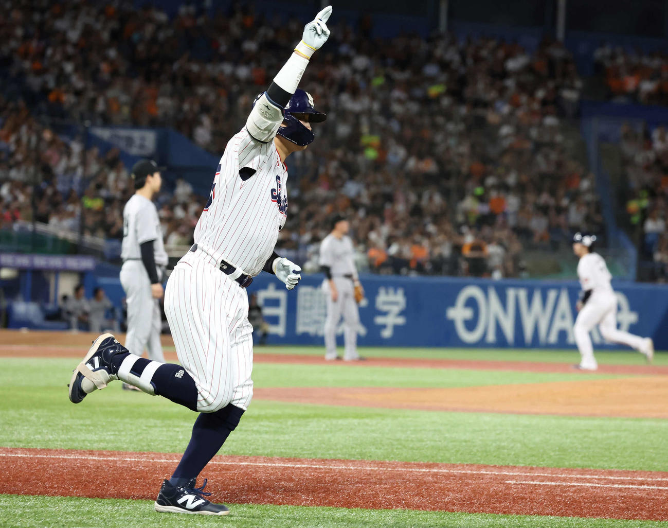 ヤクルト対巨人　1回裏ヤクルト1死一、二塁、村上は山崎伊から中越えに先制の3点本塁打を放つ（撮影・丹羽敏通）