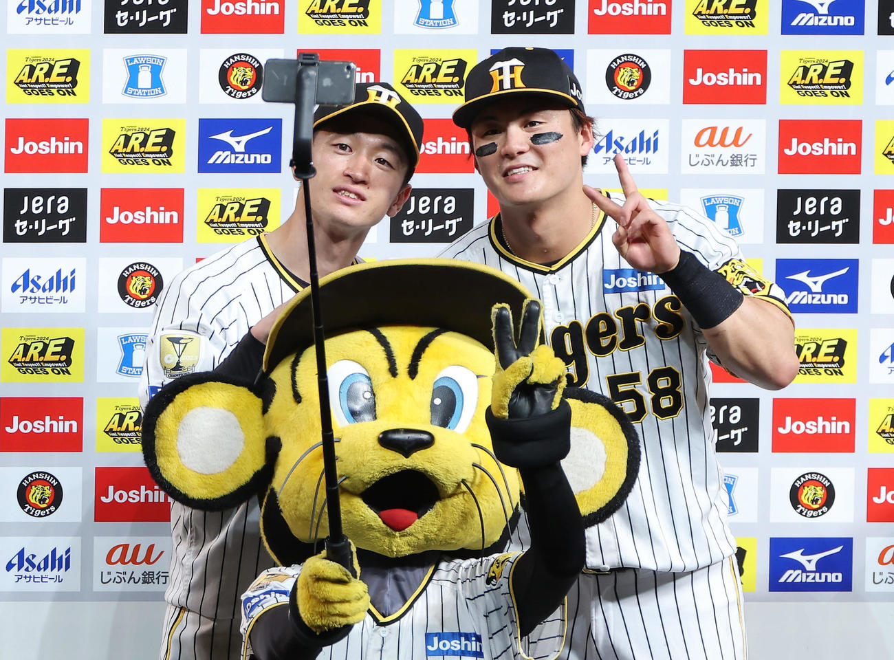 阪神対広島　ヒーローインタビューを終え、トラッキーの自撮りに納まる阪神近本（左）と前川（撮影・前田充）