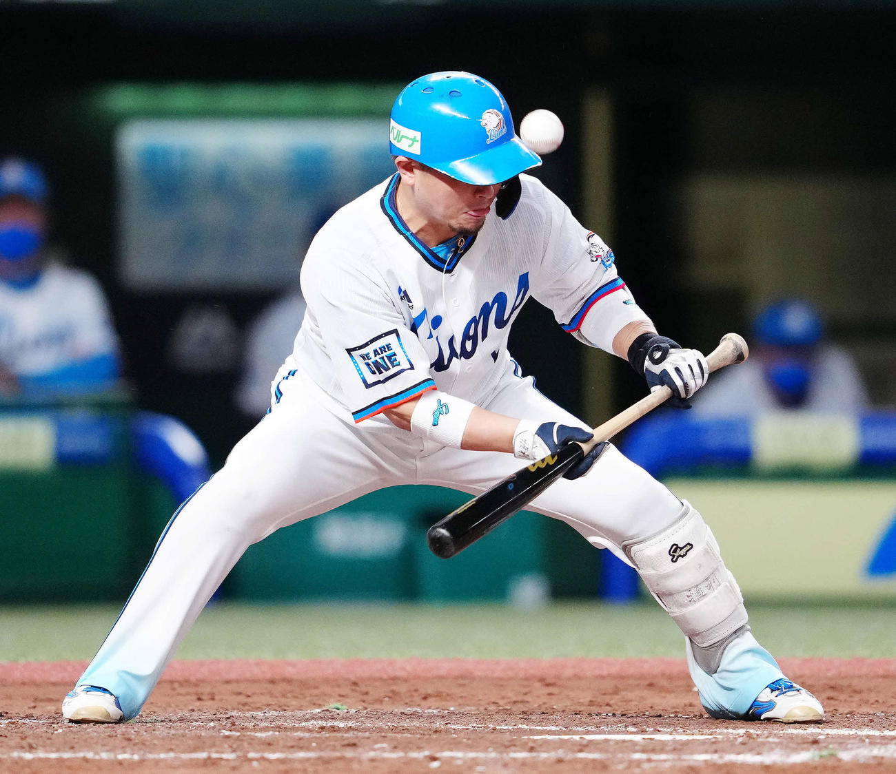 2021年10月、楽天戦で送りバントをする代打岡田雅利