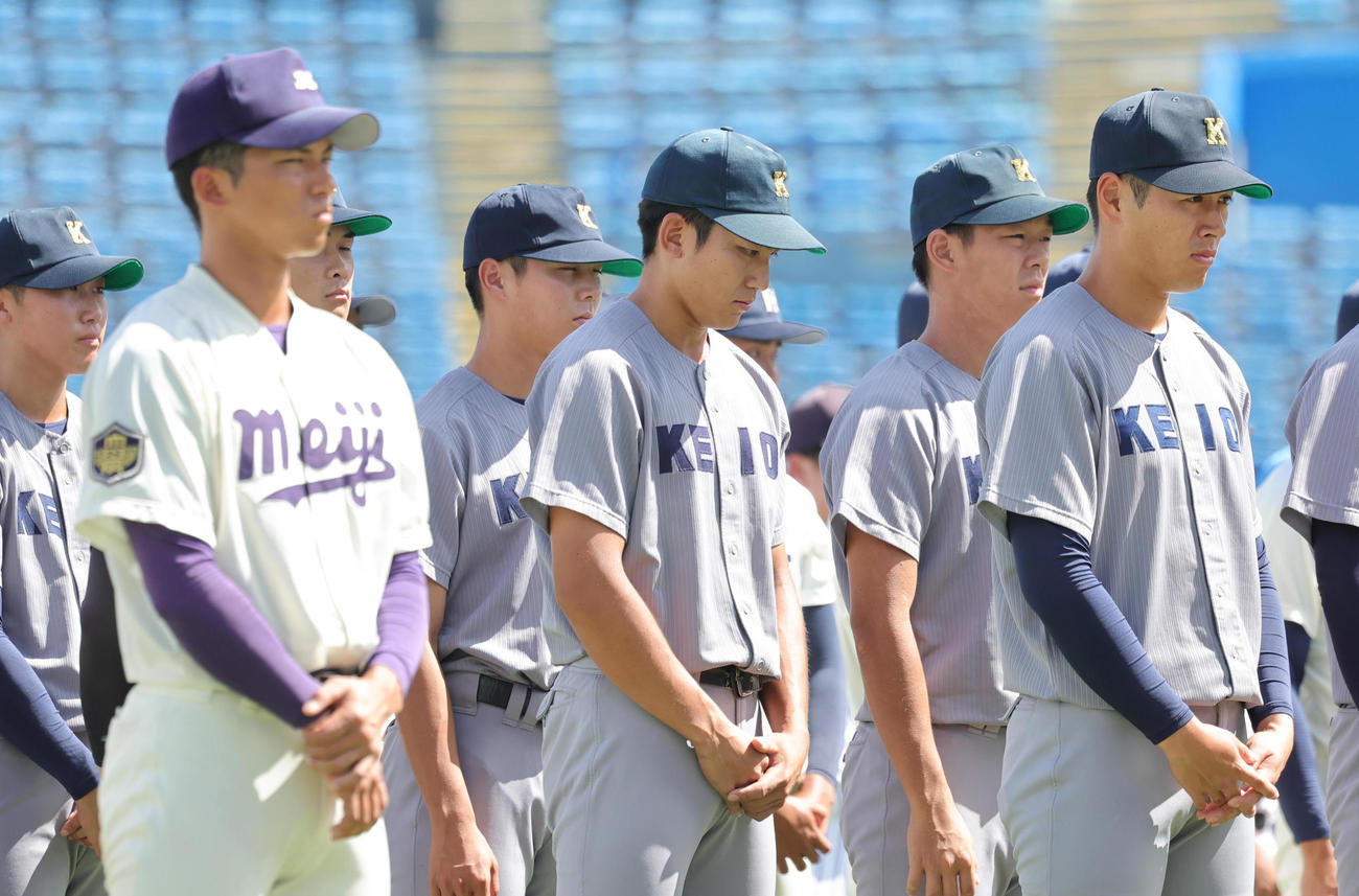 開会式で整列する明大・宗山（左）と慶大・清原（撮影・野上伸悟）