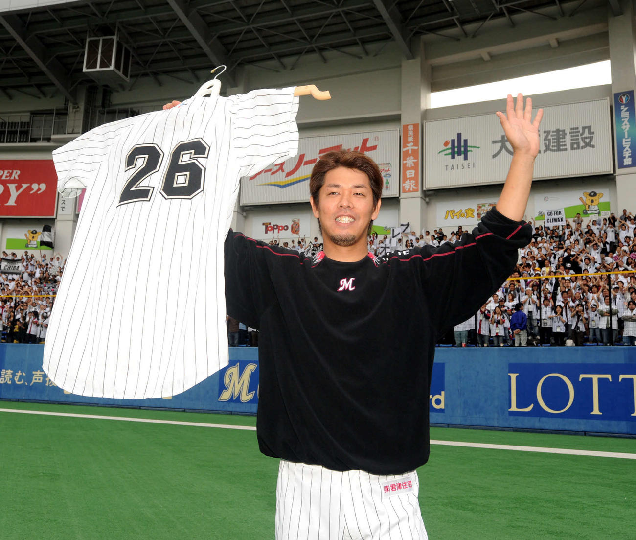 ファンの声援に笑顔を見せるロッテ清水直行（08年9月撮影）