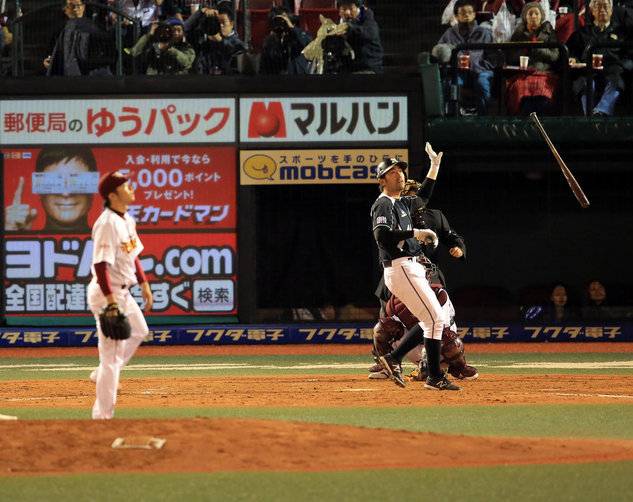 逆転3点本塁打を放つG・G・佐藤（2013年10月撮影）