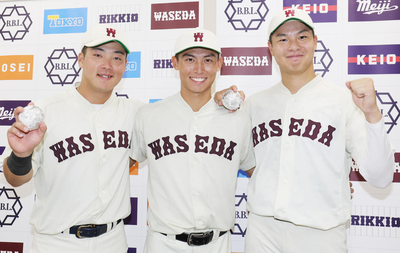 早大対東大　開幕戦勝利を喜ぶ、左から早大・吉納、黄、田和（撮影・野上伸悟）
