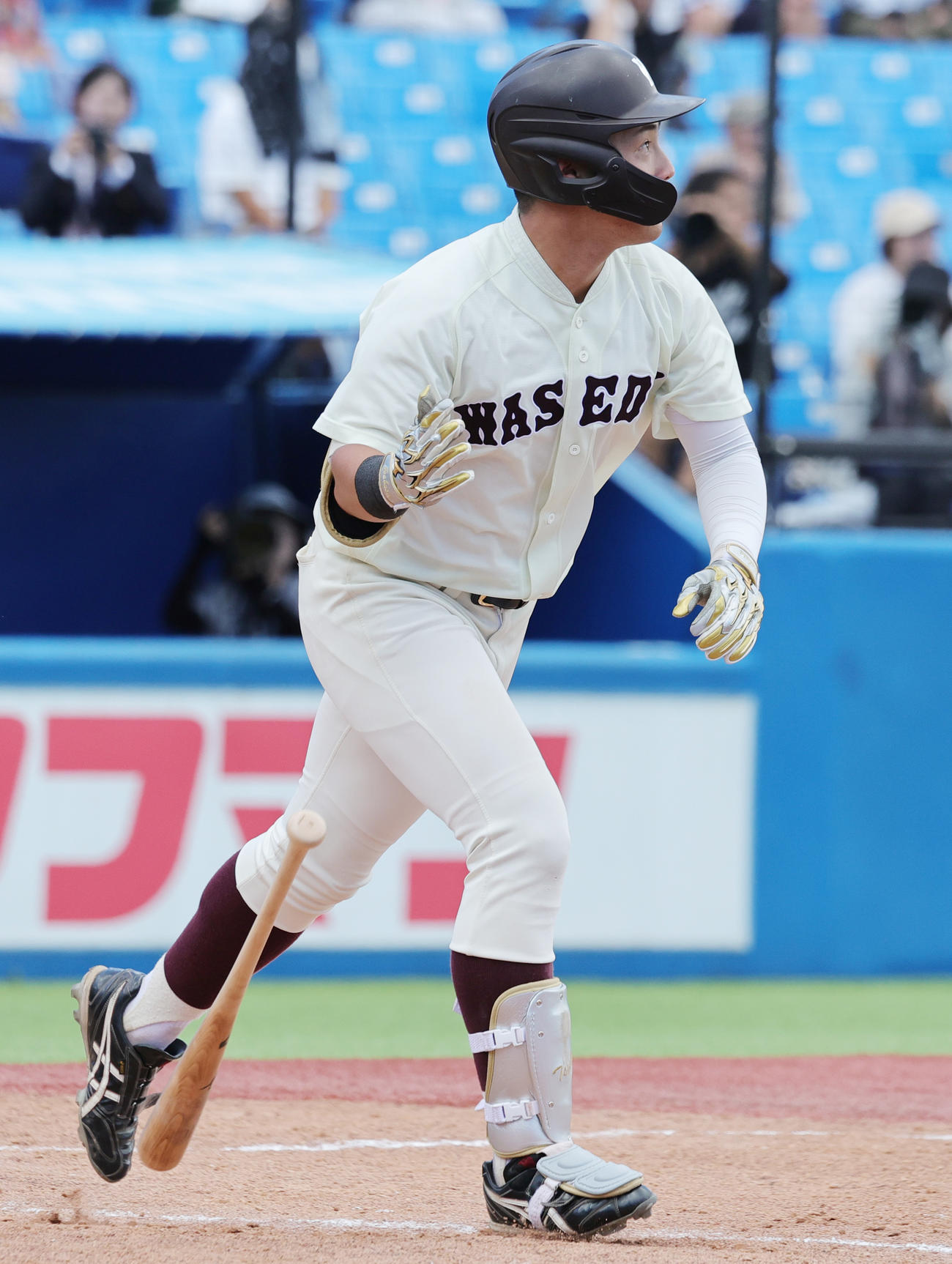 早大対東大　4回表早大1死満塁、中越え満塁本塁打を放つ吉納（撮影・野上伸悟）