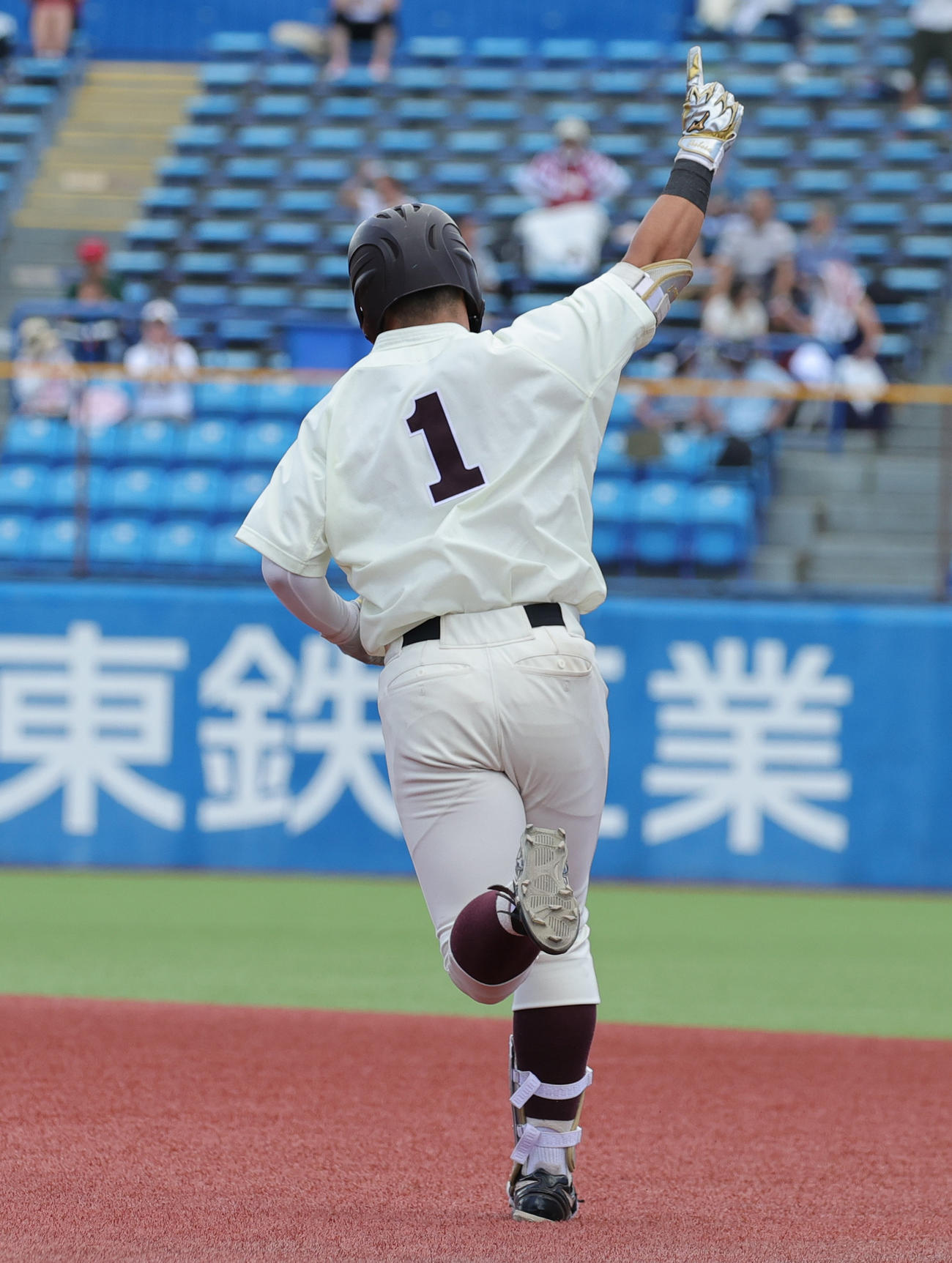 早大対東大　4回表早大1死満塁、中越え満塁本塁打を放ち喜ぶ吉納（撮影・野上伸悟）