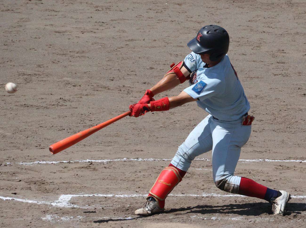 近大対京大　7回表近大2死、右二塁打を放つ勝田（撮影・塚本光）