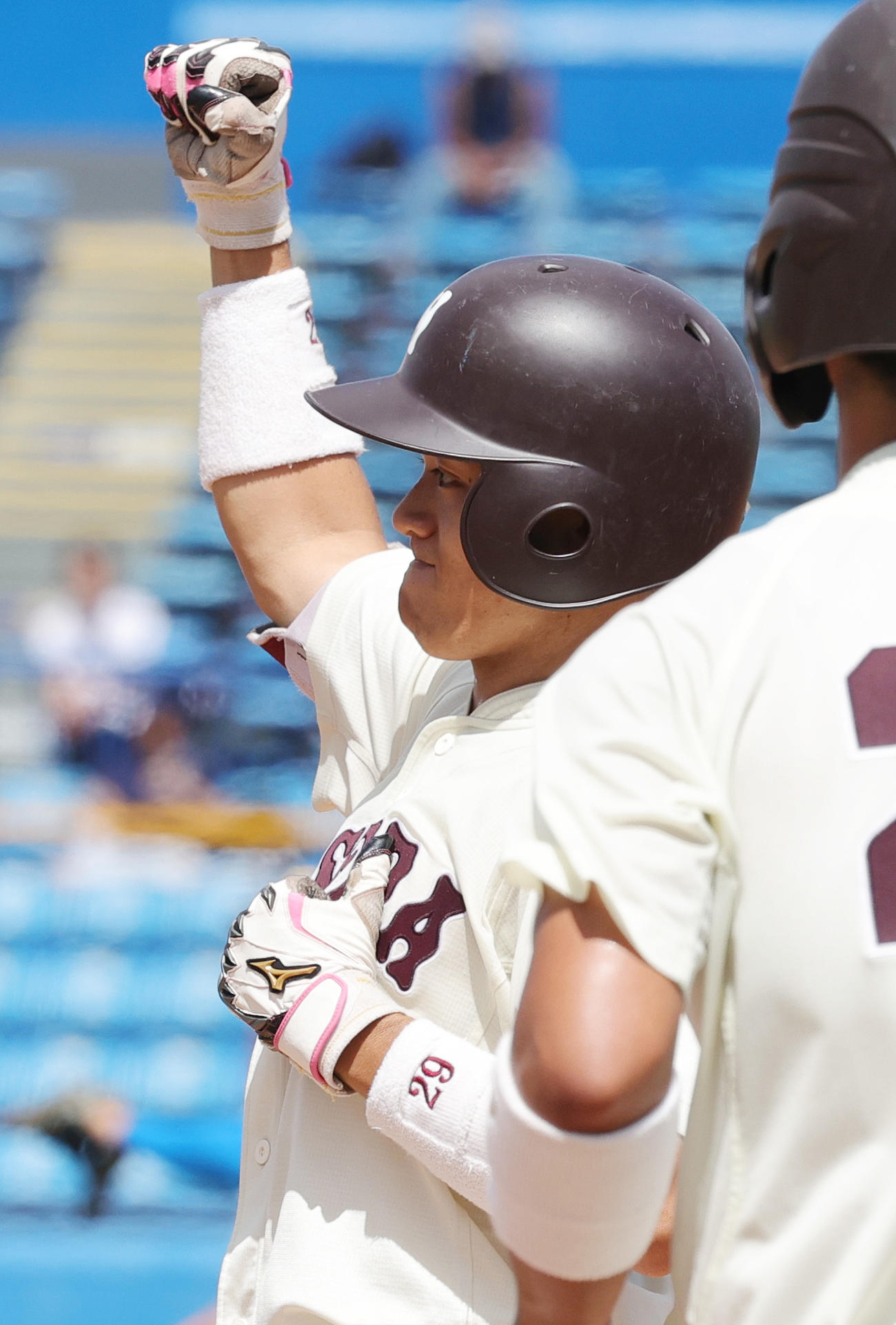 早大対東大　2回表早大2死三塁、先制中前適時打を喜ぶ石郷岡（撮影・野上伸悟）