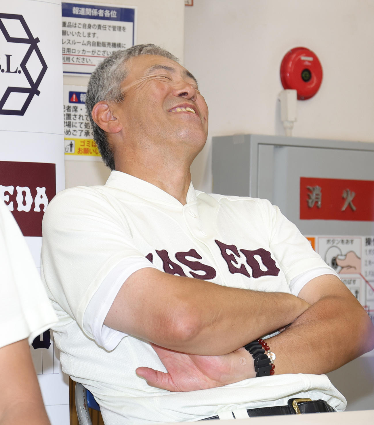 早大対東大　会見で笑顔を見せる早大・小宮山監督（撮影・野上伸悟）
