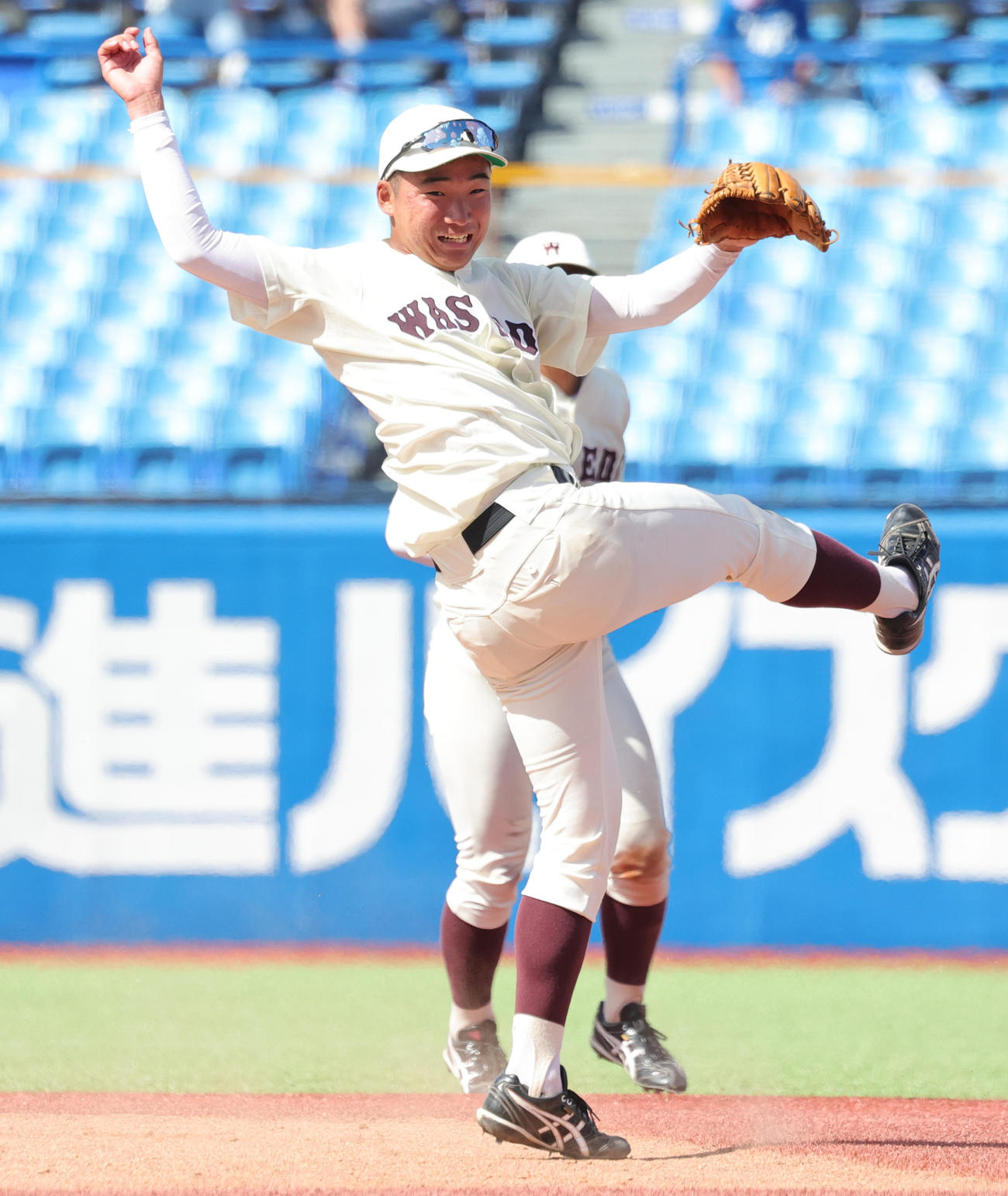早大対東大　2回裏東大無死一塁、小村のニゴロで併殺を完成させる山県（撮影・野上伸悟）