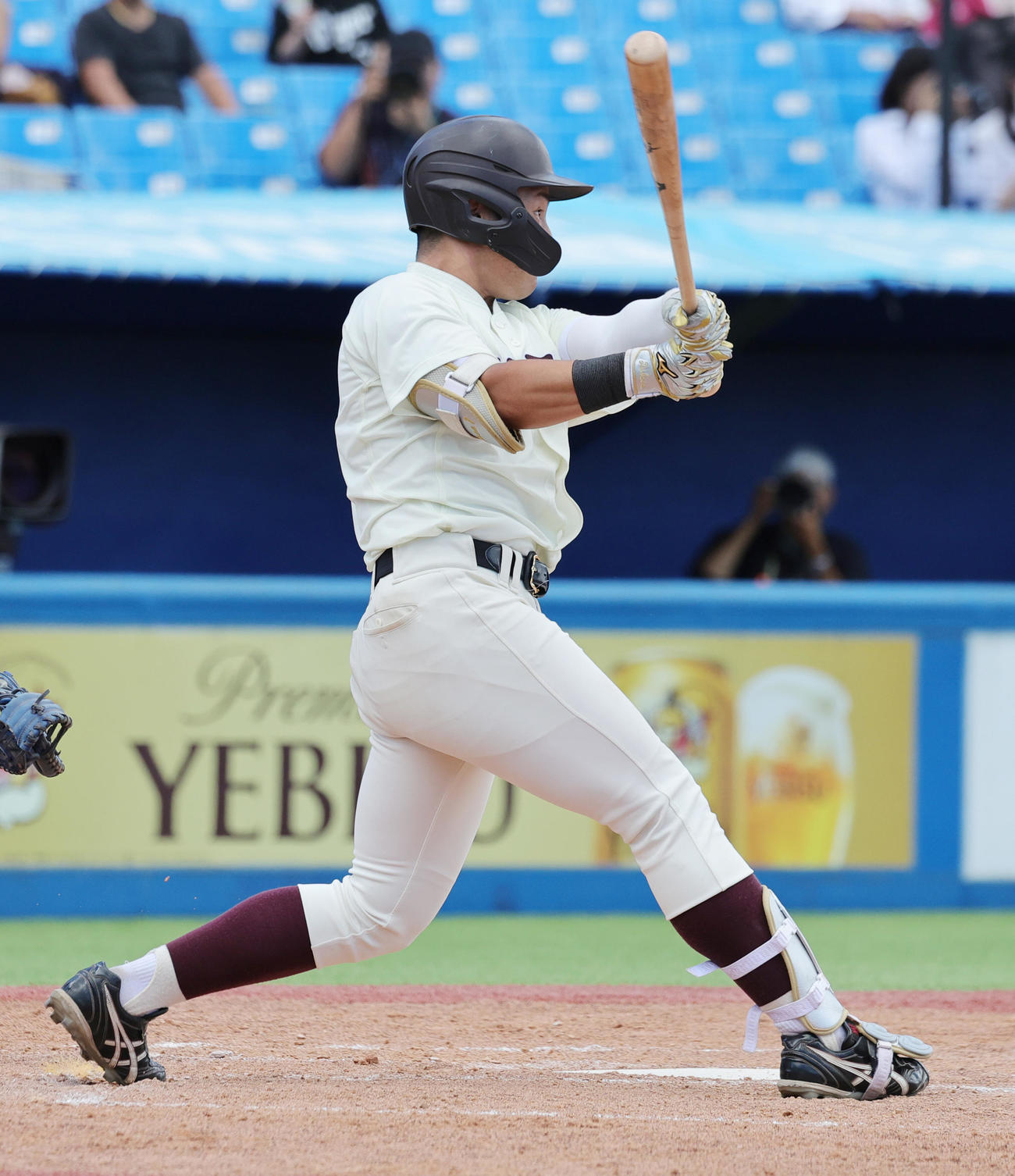 早大対東大　4回表早大1死満塁、中越え満塁本塁打を放つ吉納（撮影・野上伸悟）