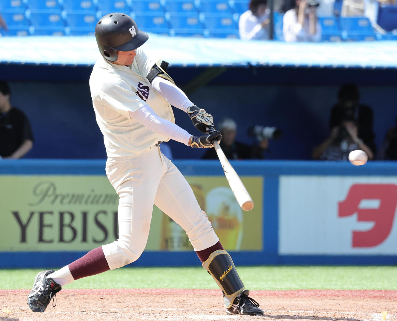 早大対東大　8回表早大2死、右前打を放つ山県（撮影・野上伸悟）