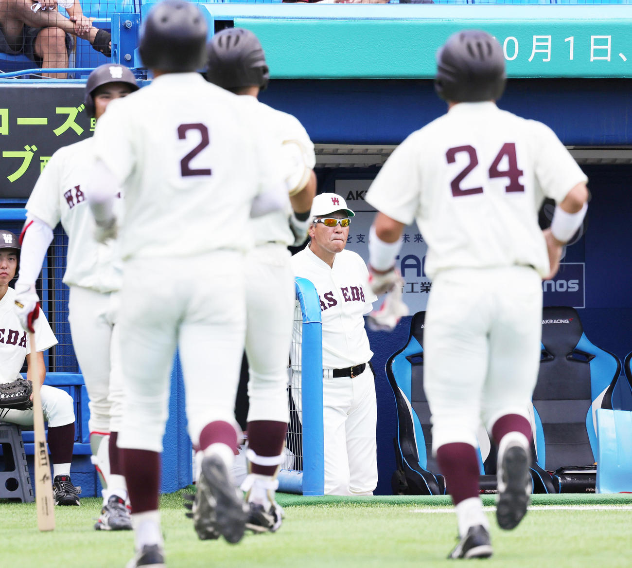 早大対東大　4回表早大1死満塁、中越え満塁本塁打を放ちベンチに向かう吉納らと、ベンチの小宮山監督（撮影・野上伸悟）