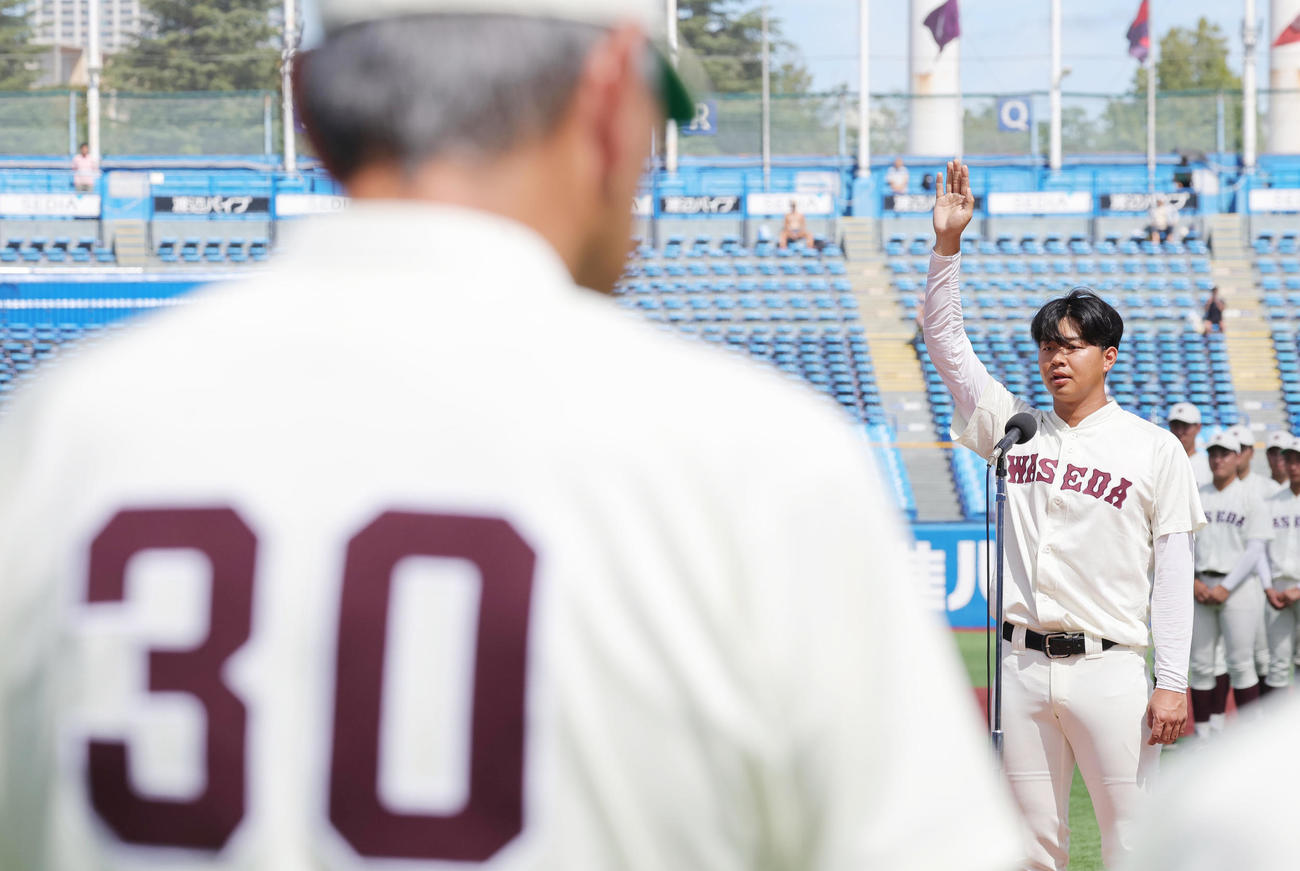 開会式で選手宣誓を行う早大・印出主将。手前は小宮山監督（撮影・野上伸悟）