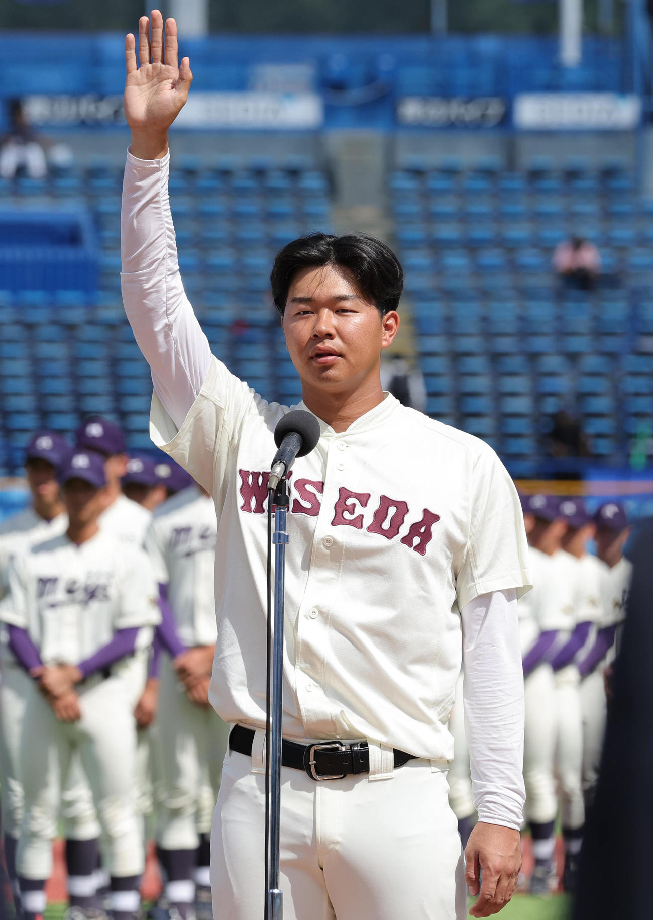 開会式で選手宣誓を行う早大・印出主将（撮影・野上伸悟）