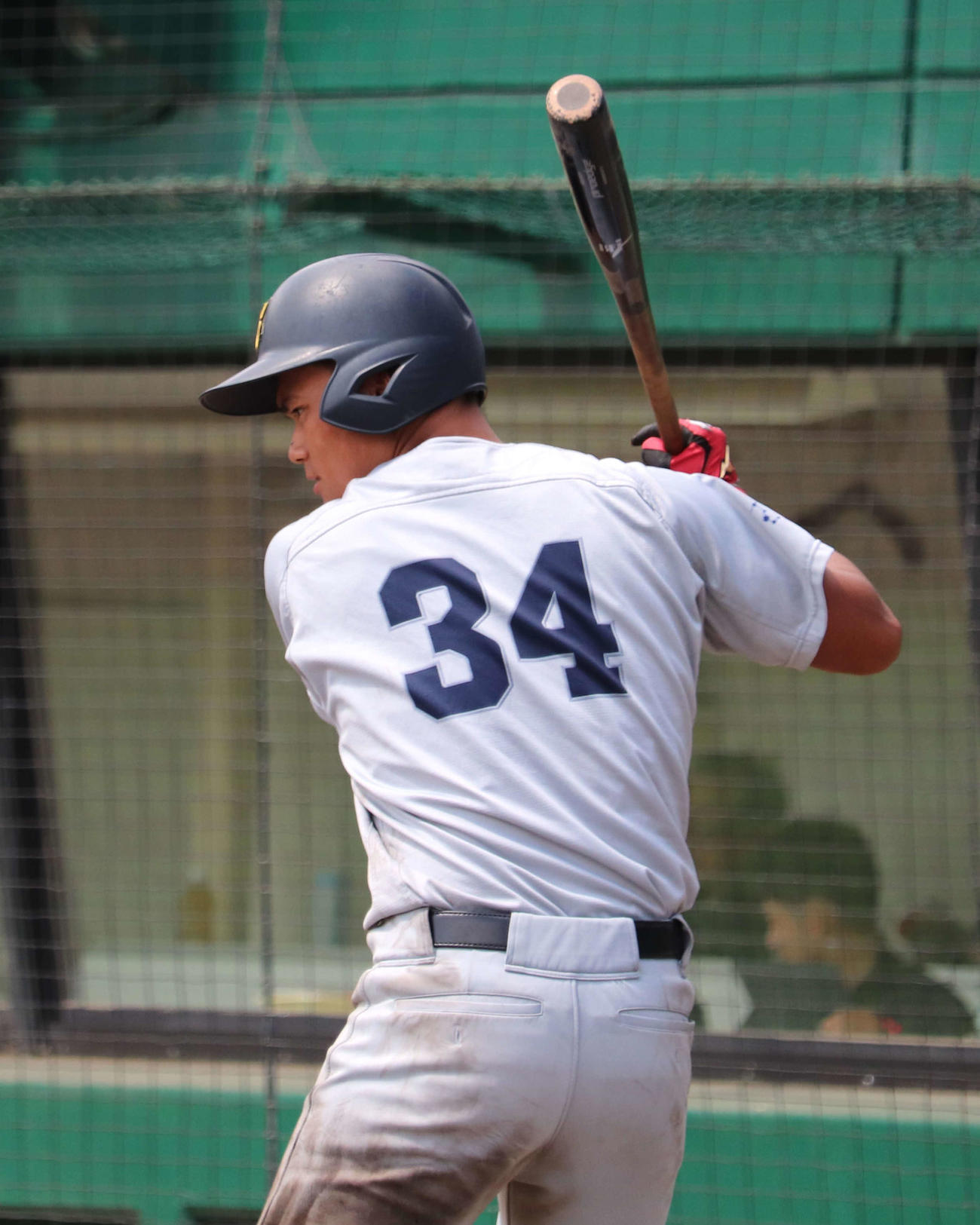 大院大との1回戦　鯖江ボーイズの先輩・レッドソックス吉田正尚がオリックス時代に背負った背番号34と同じ番号のユニホームに袖を通す、京産大・山本（撮影・中島麗）