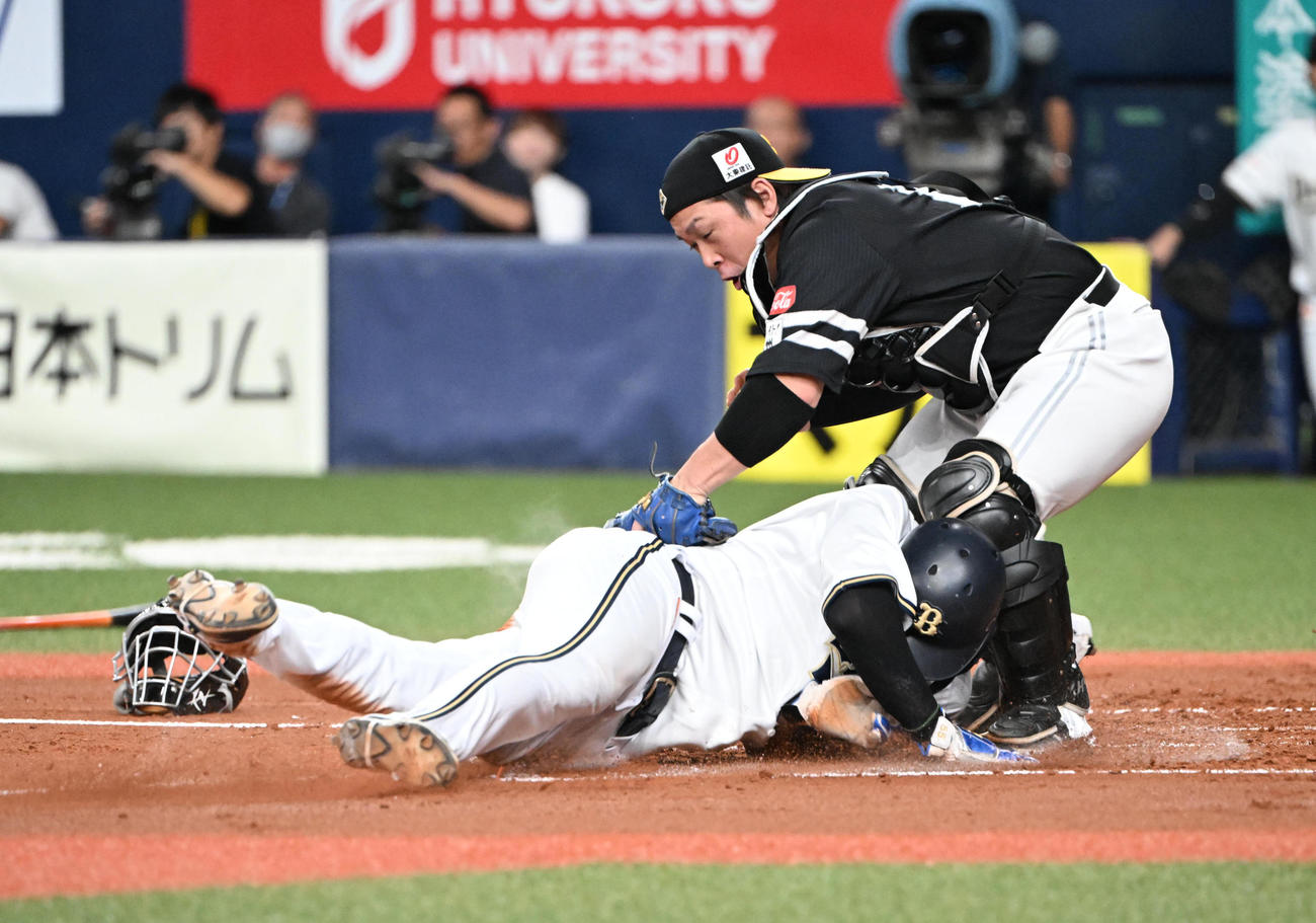 オリックス対ソフトバンク　1回裏オリックス無死一、三塁、太田の投ゴロで本塁を突いた広岡はタッチアウトとなる、捕手甲斐（2024年9月13日撮影）