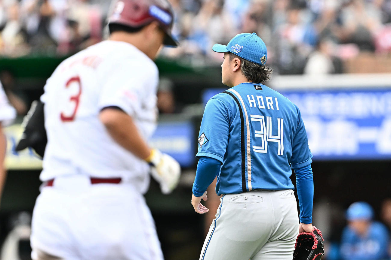 楽天対日本ハム　6回裏楽天1死一、二塁、浅村（手前）に3点本塁打を許す堀（撮影・滝沢徹郎）