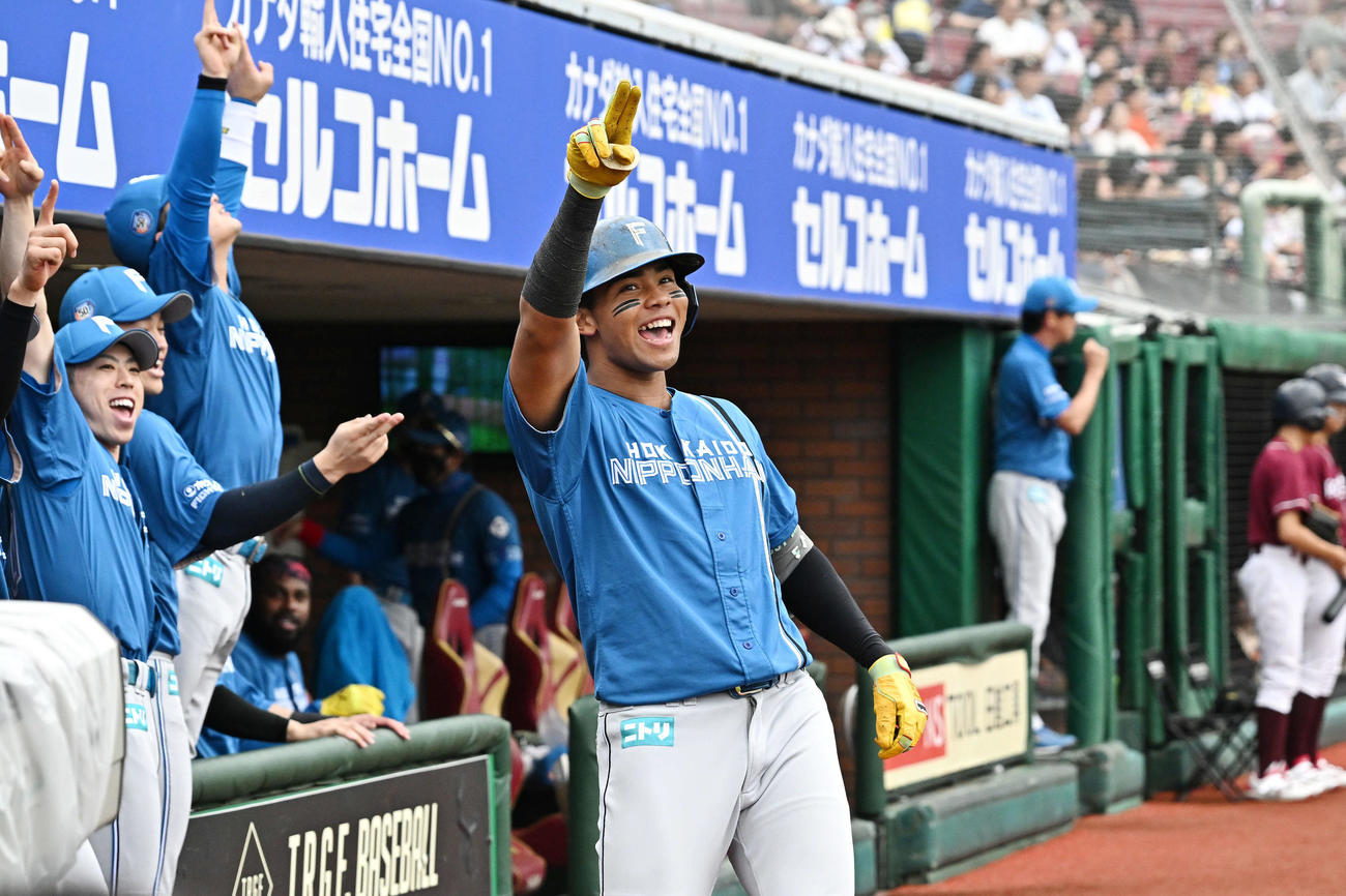 楽天対日本ハム　1回表日本ハム無死、先制ソロ本塁打を放った水谷（右）は生還しポーズを決める（撮影・滝沢徹郎）
