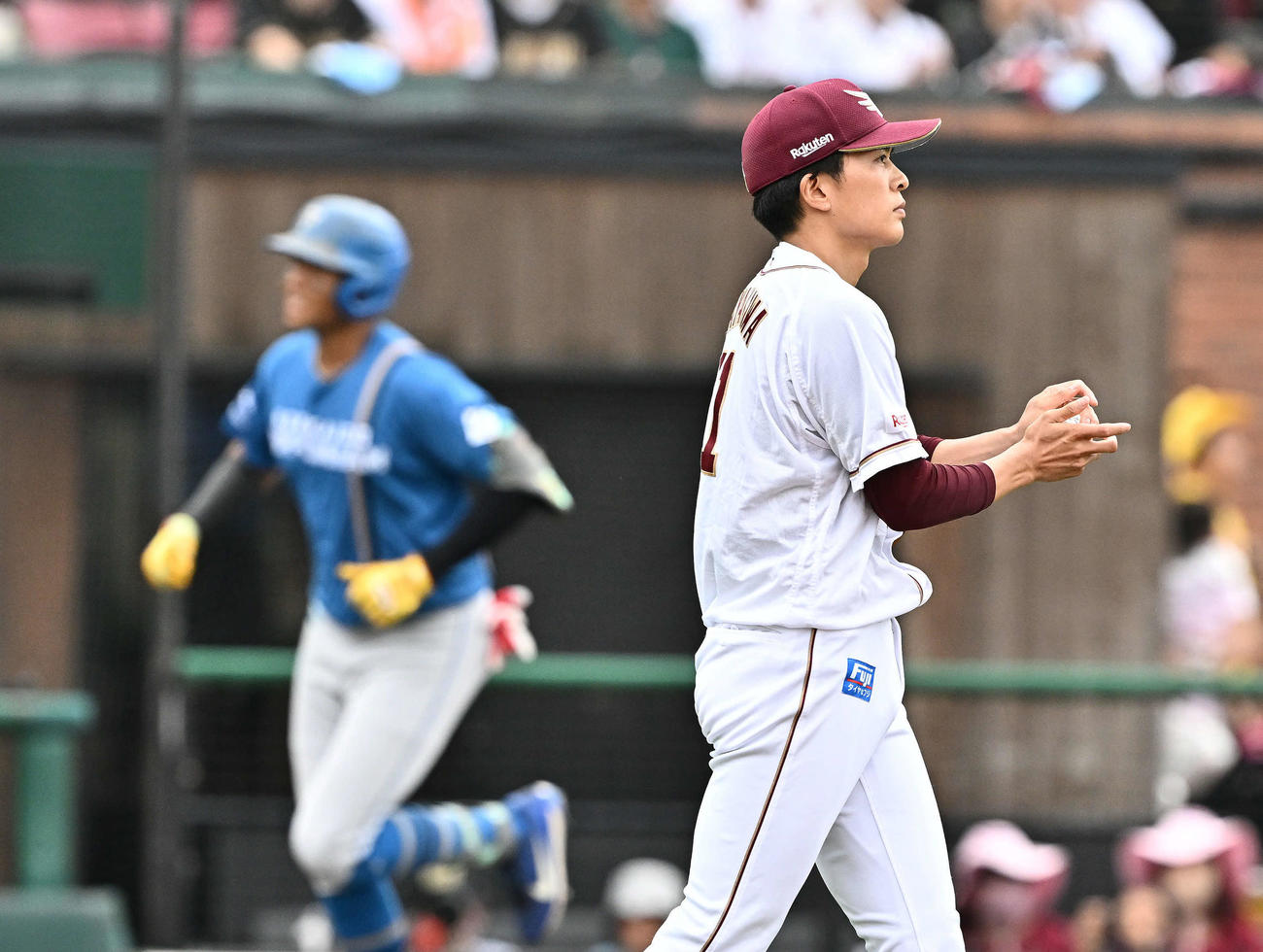 楽天対日本ハム　1回表日本ハム無死、水谷（後方）に先制ソロ本塁打を許す早川（撮影・滝沢徹郎）