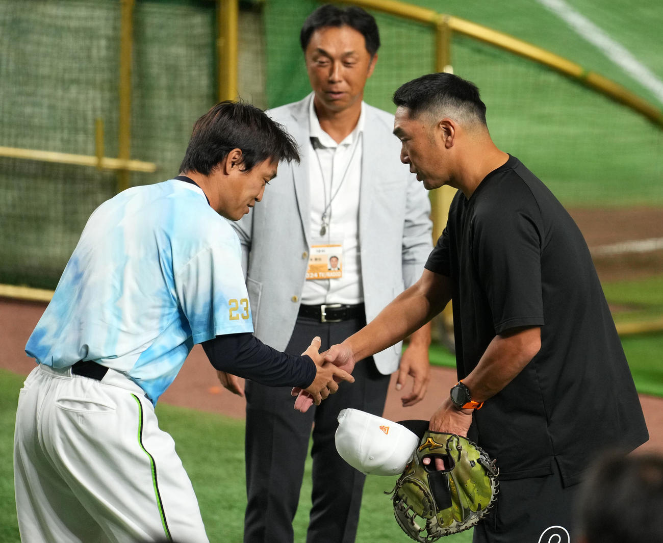 巨人対ヤクルト　引退を表明したヤクルト青木（左）と握手を交わす巨人阿部監督（撮影・横山健太）