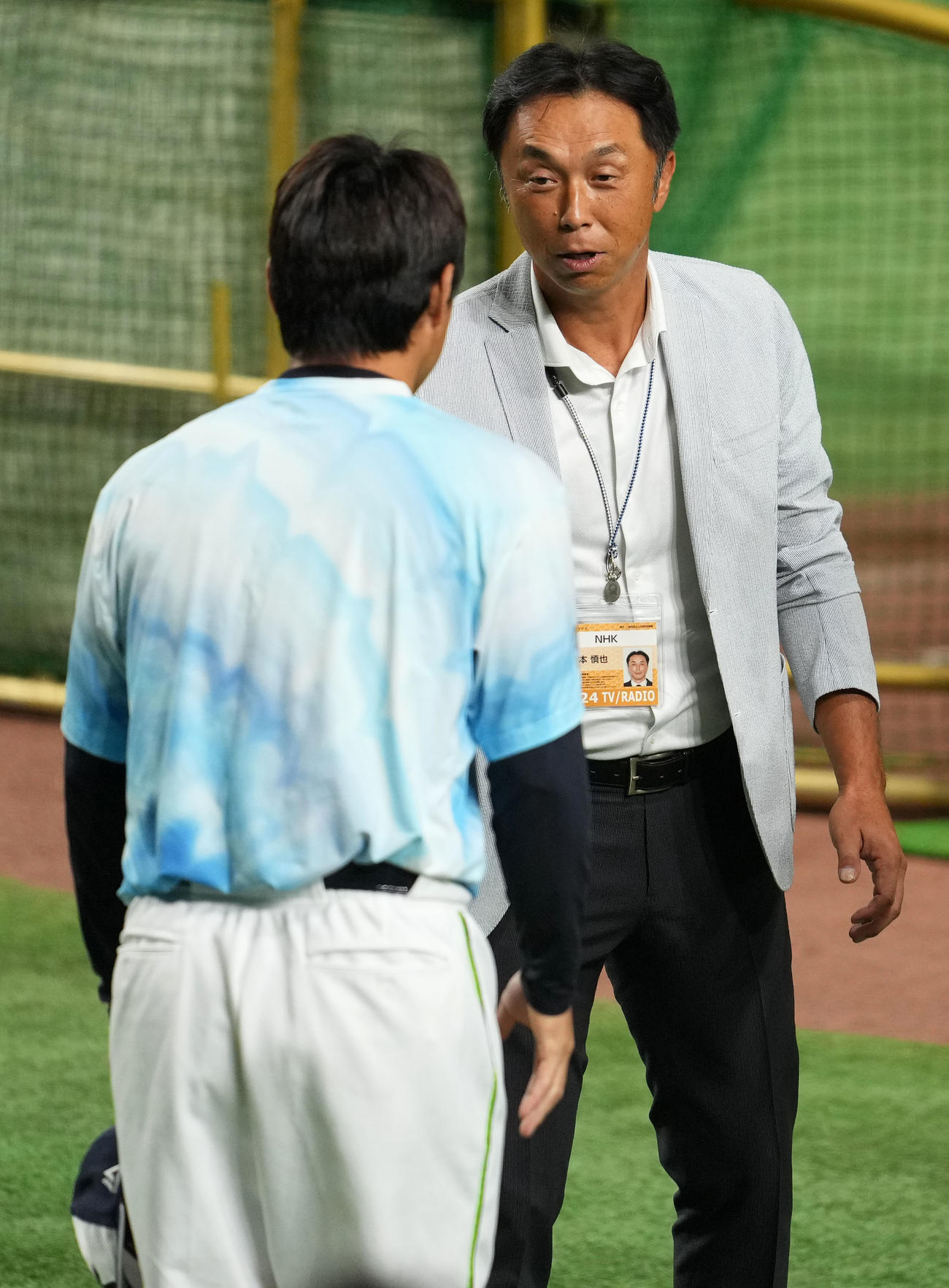 巨人対ヤクルト　引退を表明したヤクルト青木（左）と言葉を交わす宮本慎也氏（撮影・横山健太）