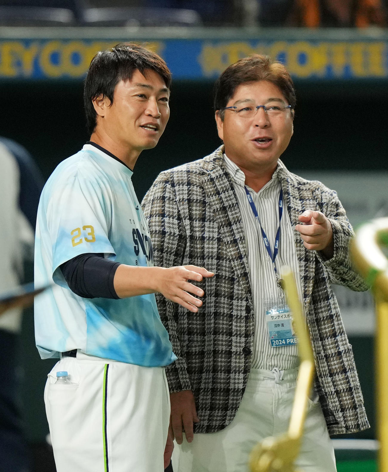 巨人対ヤクルト　引退を表明したヤクルト青木（左）と言葉を交わす真中満氏（撮影・横山健太）