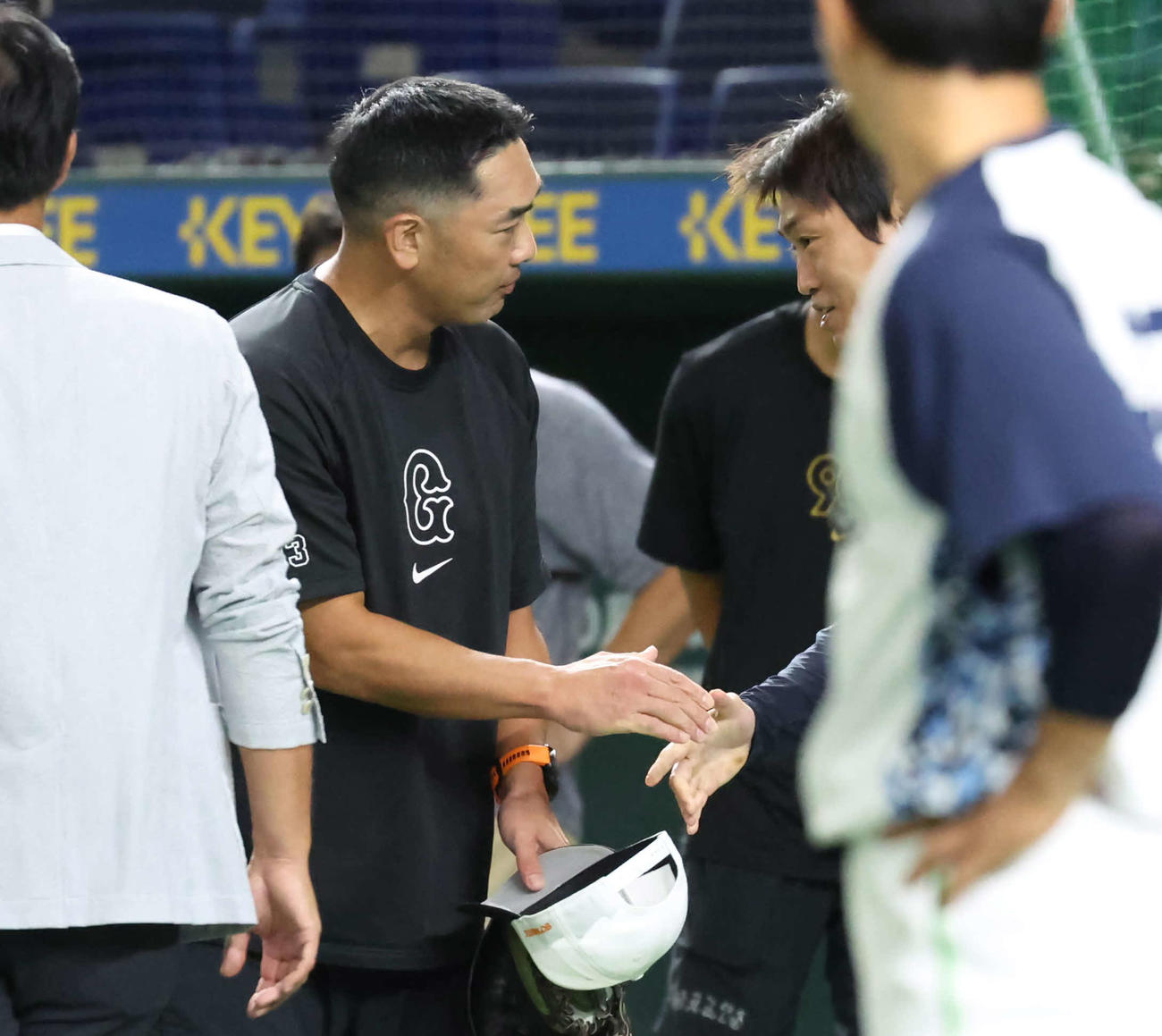 巨人対ヤクルト　引退会見から一夜明けて、巨人阿部監督（左）にあいさつするヤクルト青木（撮影・丹羽敏通）