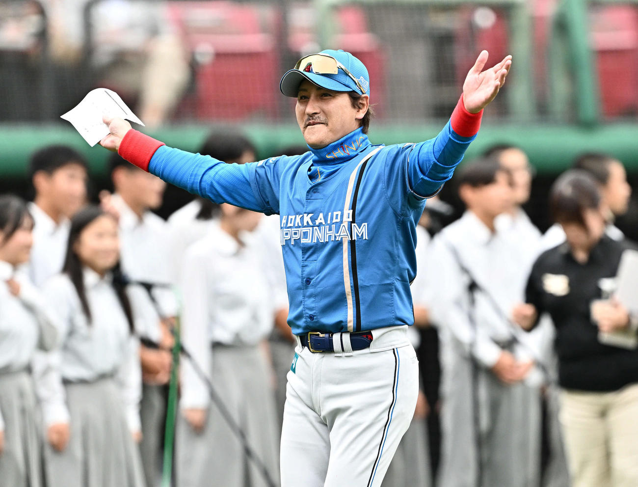 楽天対日本ハム　試合前にメンバー表の交換をし引き揚げる日本ハム新庄監督（撮影・滝沢徹郎）