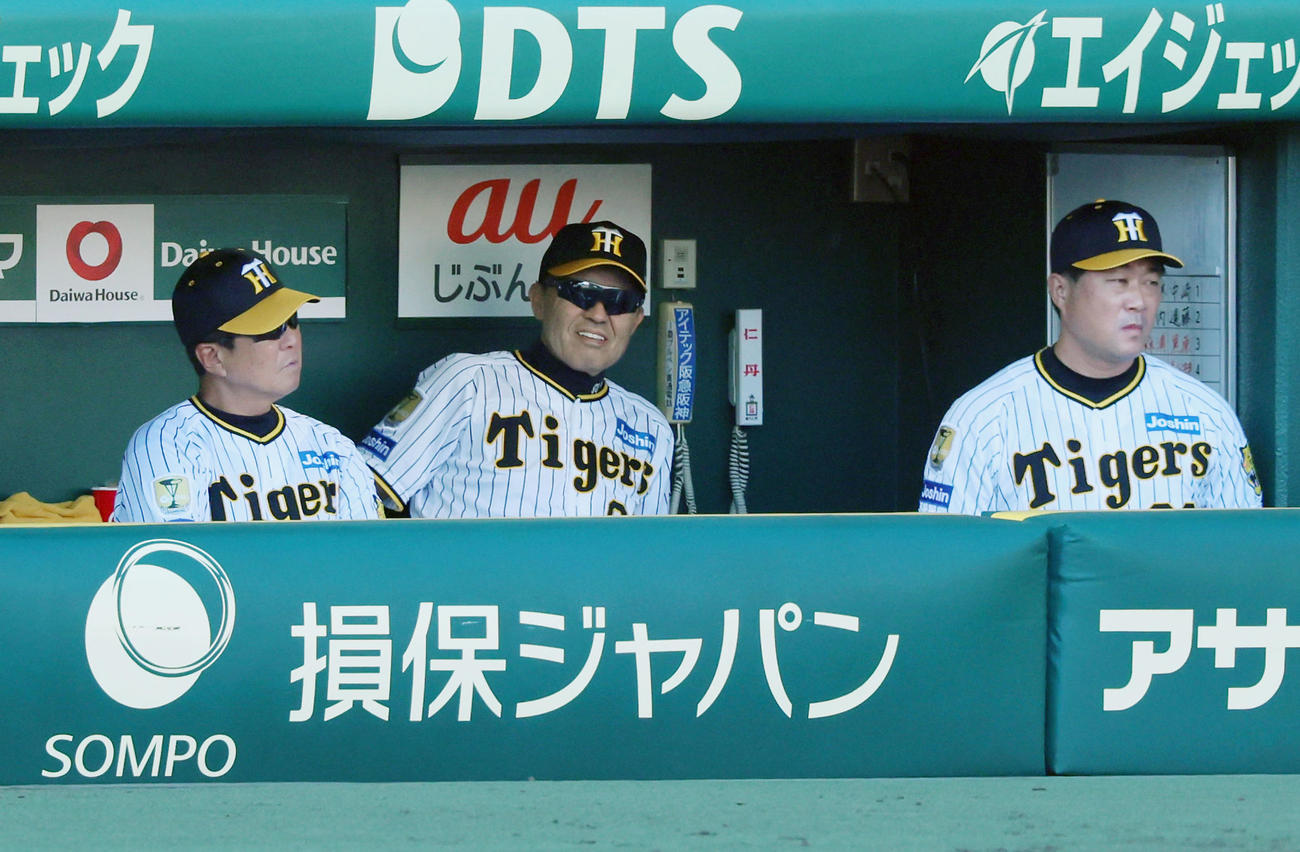 阪神対広島　6回表、ベンチで平田ヘッドコーチ（左）、安藤コーチと話す岡田監督（撮影・加藤哉）