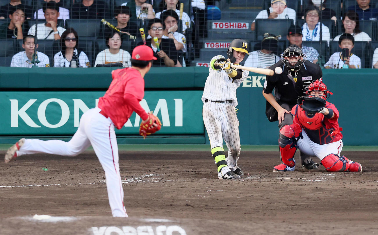 阪神対広島　9回裏阪神2死一、三塁、中野は中適時打を放ちサヨナラ勝ち。投手黒原（撮影・加藤哉）