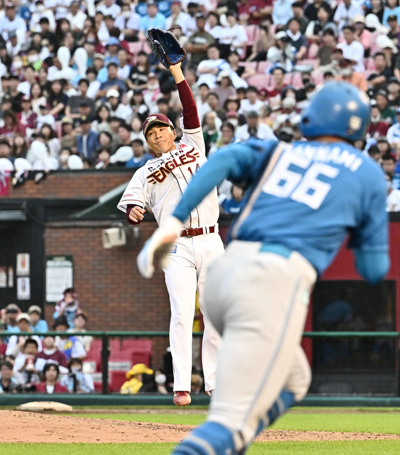 楽天対日本ハム　9回表日本ハム1死満塁、代打郡司の遊ゴロの打球に反応する則本（後方）（撮影・滝沢徹郎）