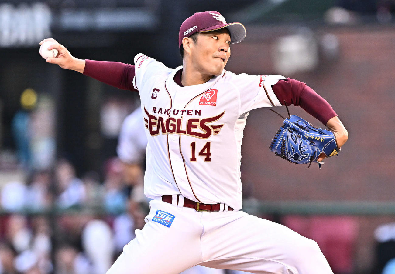 楽天対日本ハム　9回表、楽天4番手で試合を締めた則本（撮影・滝沢徹郎）