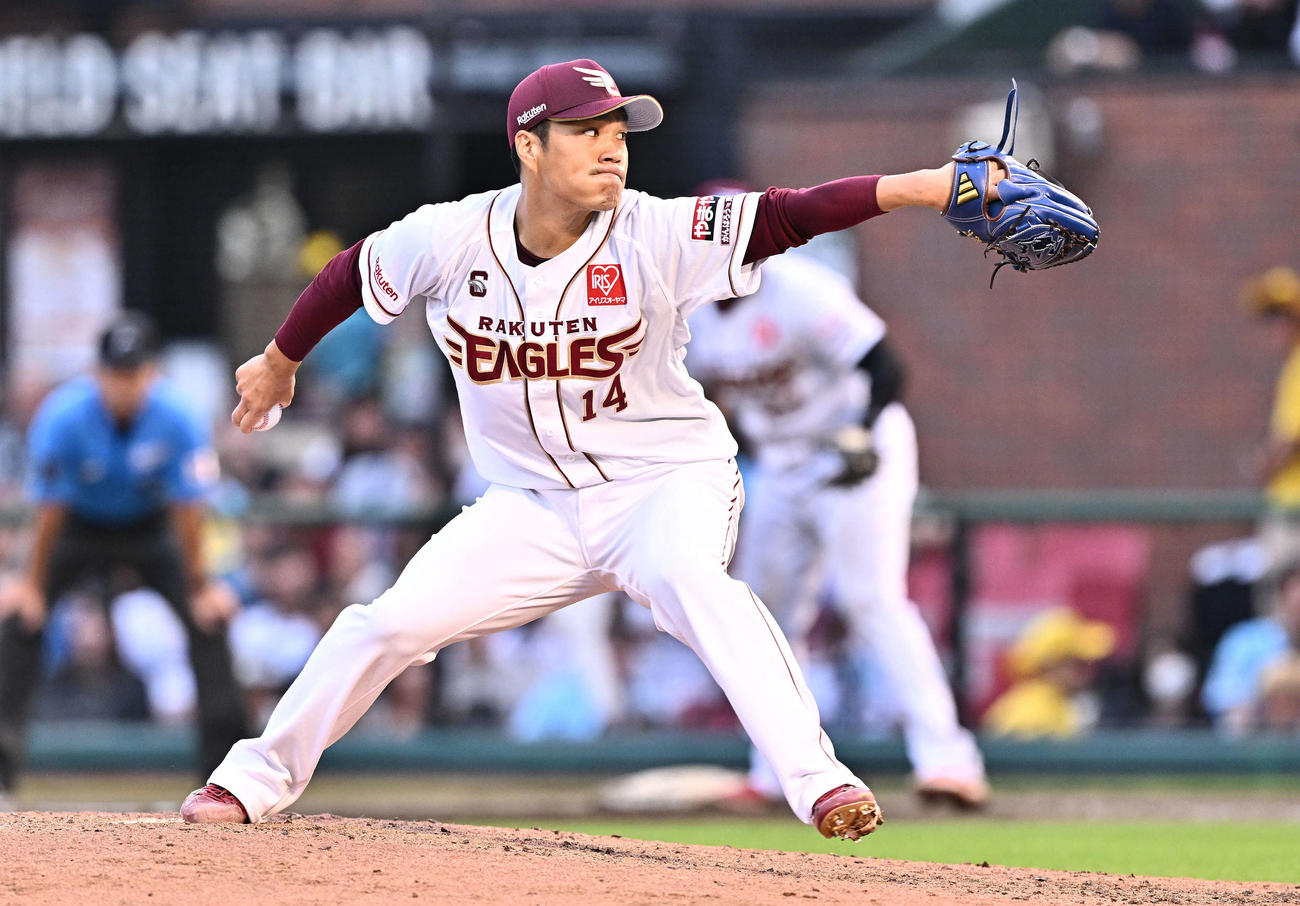 楽天対日本ハム　9回表、楽天4番手で試合を締めた則本（撮影・滝沢徹郎）