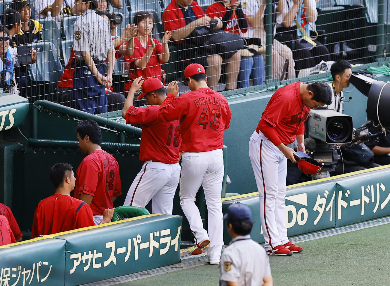 阪神対広島　ファンへのあいさつを終えグラウンドに一礼する広島新井監督（右）（撮影・藤尾明華）