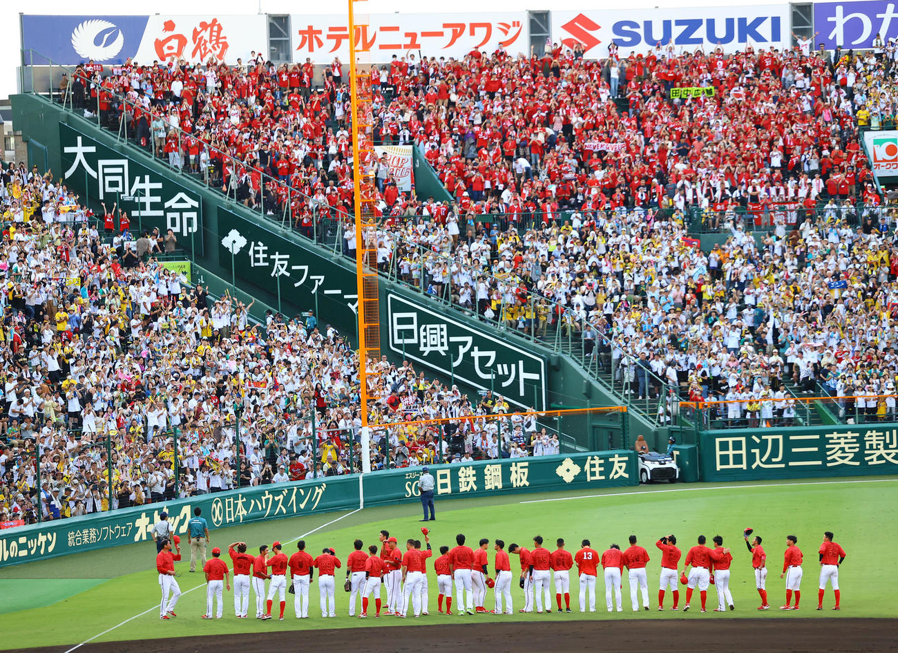 阪神対広島　甲子園最終戦を終え、ファンにあいさつする広島の選手たち（撮影・藤尾明華）